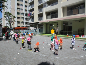 写真：玉入れをする子どもたち
