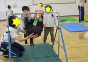写真:鉄棒をする4,5歳児の子どもたち