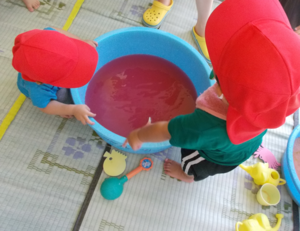 写真:色水遊びでジュースを作っています。