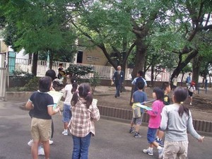 写真1:マイツリーをスケッチする様子