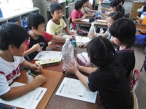 写真1:ごみの量当てクイズの様子