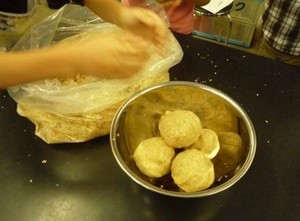 写真2:ボール状にした仕込み味噌