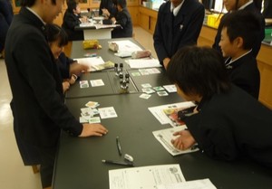写真1:野菜の旬あてゲームの様子