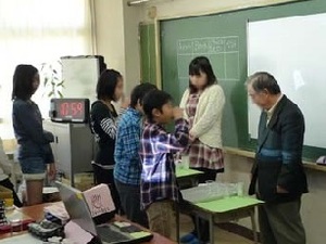 写真1：水の飲み比べの様子