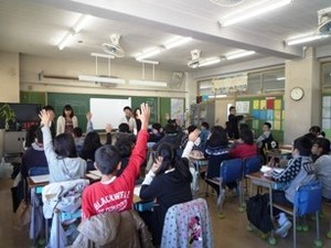 写真2：飲み比べの結果を挙手する様子