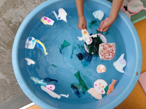 金魚すくいをしている様子