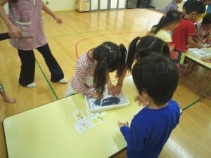 写真1:パズルで遊ぶ様子