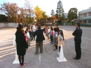 写真1:フクロウとカラスゲームの様子