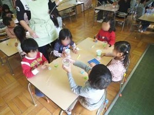写真1:おもちゃ作りの様子