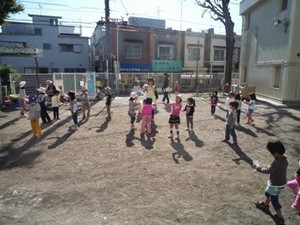 写真2:おもちゃで遊ぶ様子