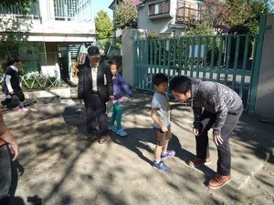 写真2:見つかった人工物を報告する様子