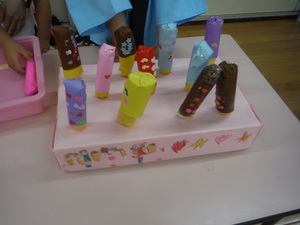 いろいろな味のチョコバナナが売っています