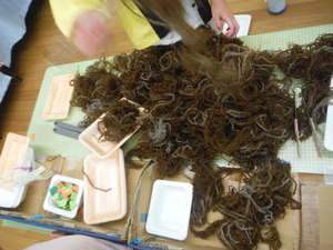 テーブルを鉄板代わりにし、やきそばを焼いています