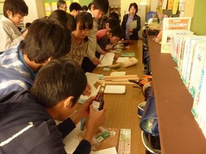 写真2:木製品に触れる様子