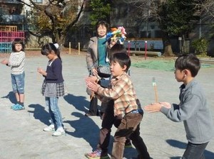 写真2:紙コプターを飛ばす様子