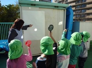 写真1:鏡で日光を反射させる様子