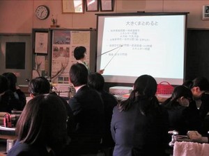 写真1：地球の現状について学習する様子