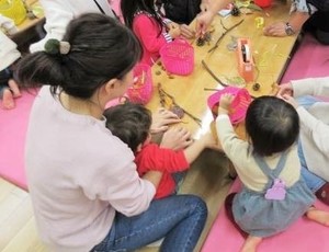 写真2:モビール作りの様子