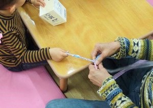写真1:バッグの取っ手作りの様子