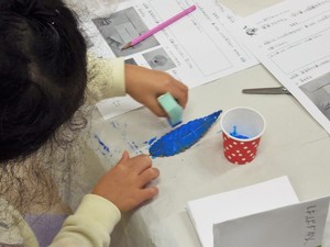 写真1:版画式の作業の様子