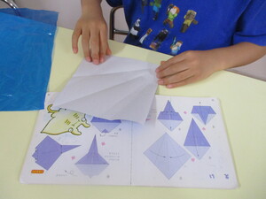 折り紙で魚を折っているところ