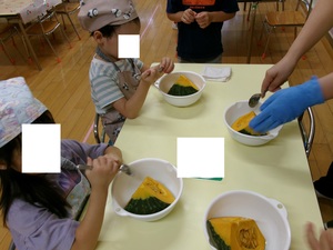 かぼちゃの種取りをしているところ