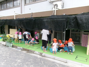 2、3歳児が水遊びをしている様子です