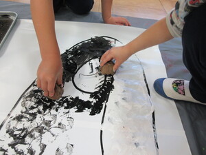 写真:芋版で製作をしている写真