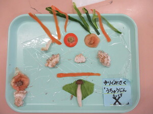 写真:野菜の皮や芯で作った顔