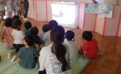 コマの影を見せている写真