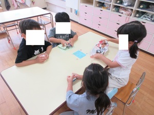 広告紙を丸めている様子