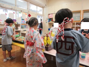 浴衣や法被を着てお店屋さんをしている様子