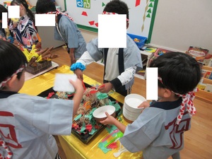 子どもが毛糸で作った焼きそばを炒めているところ