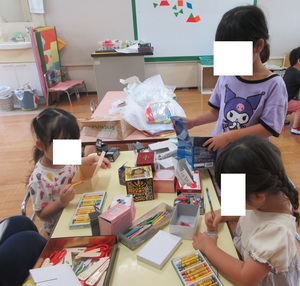 空き箱でびっくり箱を作っている様子