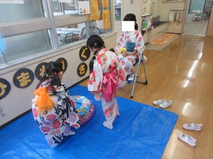 浮き輪を使ってプールをイメージしている様子