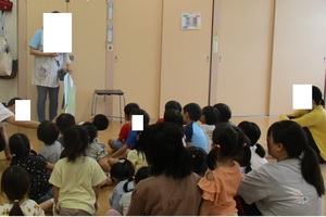 海洋ごみについての話を聞いてる様子