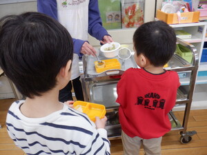 おかわりをしに並んでいる