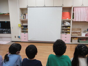 子どもたちが映画を見ているところ