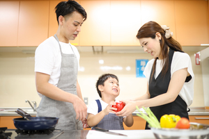 画像：親子で調理する様子