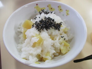 ゴマ塩のかかったサツマイモご飯