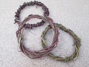 芋づるで編んだ飾りのないリース