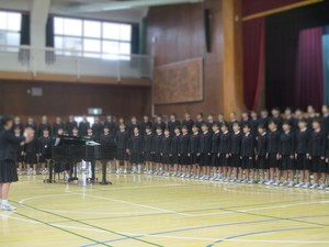 高三中 9年生の合唱の様子