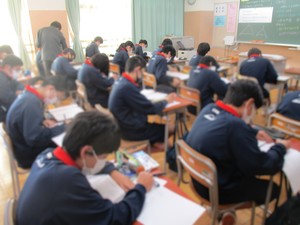 赤一中 一斉に課題に取り組む様子