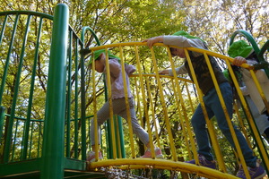 公園の遊具で遊ぶ園児たち