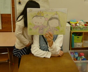 5歳児クラスの子どもが紙芝居を発表する様子