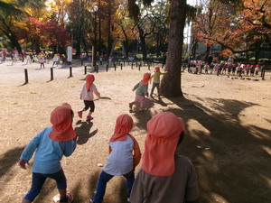 公園でだるまさんが転んだをして遊ぶ3歳児の子どもたち
