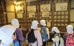 古民家で展示を見る子どもたち