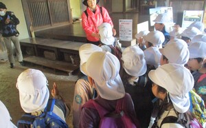 古民家で話を聞く子どもたち