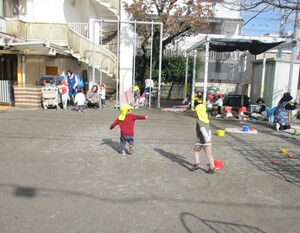 園庭を走る子どもたち