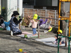 鉄棒をする2歳児